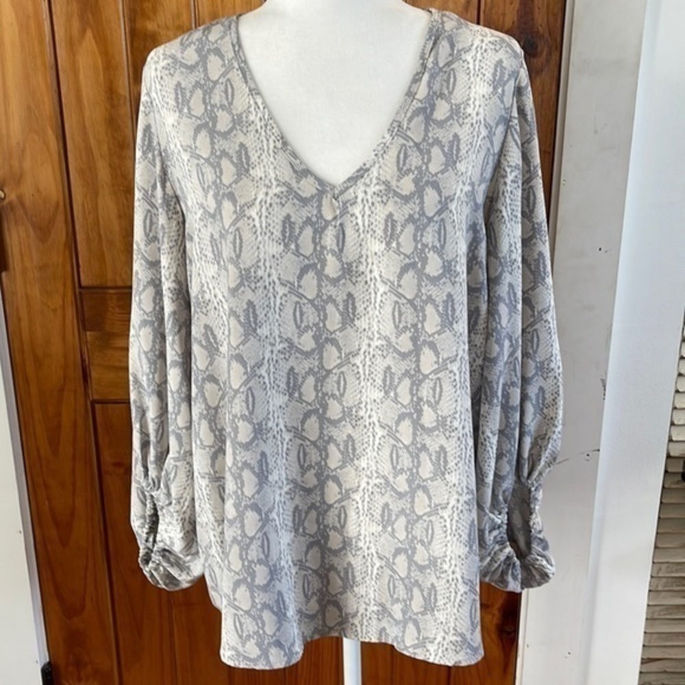 Jodifl Grey White Snake Animal Print 3/4 Sleeve v neck Top Medium Tunic